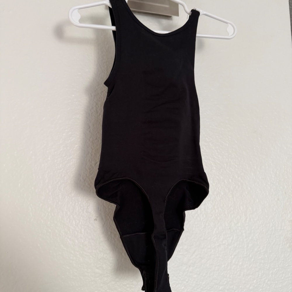 SKIMS Seamless Sculpt Scoop Neck Thong Bodysuit - Picture 3 of 4